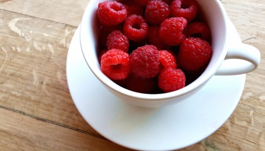 Starting the day with kidney-friendly superfoods like raspberries
