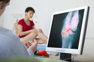 Woman with osteoarthritis visits her rheumatologist