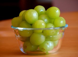 Bowl of grapes with significant health benefits